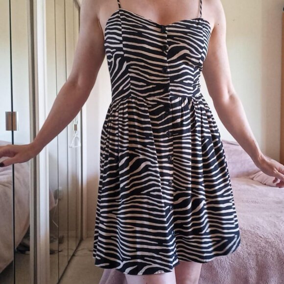 Super cute zebra print dress - Size 8 - Picture 1 of 5